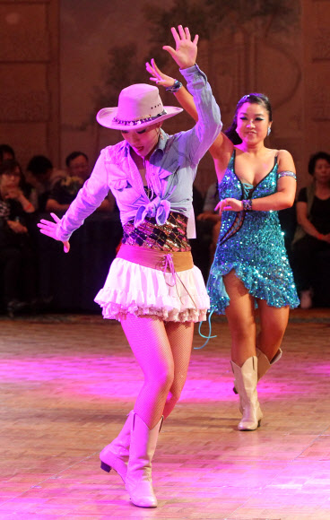 대한라인댄스협회 주최로 24일 서울 그랜드힐튼호텔 그랜드볼룸에서 열린 ‘2012 국제라인댄스대회’ 에서 참가자들이 솜씨를 겨루고 있다. 연합뉴스