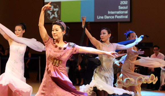 대한라인댄스협회 주최로 24일 서울 그랜드힐튼호텔 그랜드볼룸에서 열린 ‘2012 국제라인댄스대회’ 에서 참가자들이 솜씨를 겨루고 있다. 연합뉴스