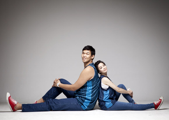 다음달 결혼하는 농구선수 하승진이 25일 웨딩사진을 공개했다. 연합뉴스