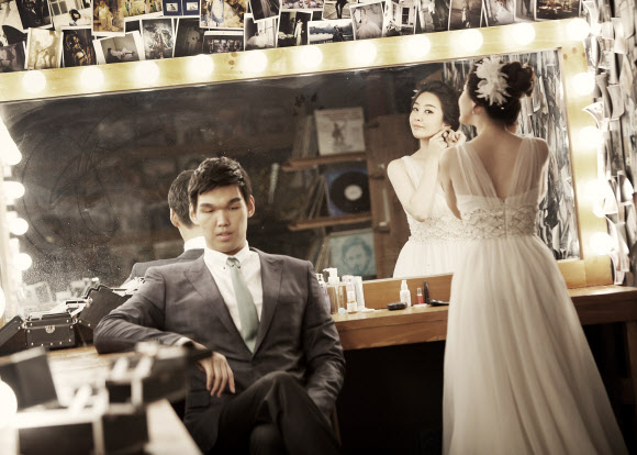 다음달 결혼하는 농구선수 하승진이 25일 웨딩사진을 공개했다. 연합뉴스