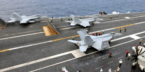 한미해상합동훈련이 서해에서 열리고 있는 24일 미군의 조지워싱턴 항공모함에서 슈퍼호닛(F/A-18E/F)이 이착륙 훈련을 하고 있다.  서해 사진공동취재단
