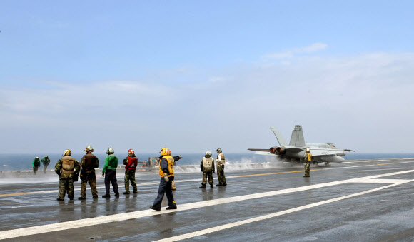 한미해상합동훈련이 서해에서 열리고 있는 24일 미군의 조지워싱턴 항공모함에서 슈퍼호닛(F/A-18E/F)이 이착륙 훈련을 하고 있다.  서해 사진공동취재단