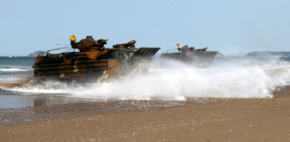 해군ㆍ해병대 연대급 합동상륙훈련 및 한국군 단독 합동해안양륙군수지원훈련25일 오전 충남 태안군 안면도 해안에서 열렸다.  서해 사진공동취재단