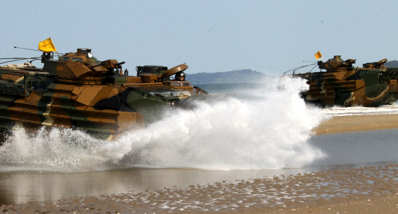 해군ㆍ해병대 연대급 합동상륙훈련 및 한국군 단독 합동해안양륙군수지원훈련25일 오전 충남 태안군 안면도 해안에서 열렸다.  서해 사진공동취재단
