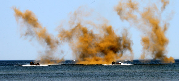 해군ㆍ해병대 연대급 합동상륙훈련 및 한국군 단독 합동해안양륙군수지원훈련25일 오전 충남 태안군 안면도 해안에서 열렸다. 병력을 태운 상륙돌격장갑차가 해안으로 돌격하고 있다.