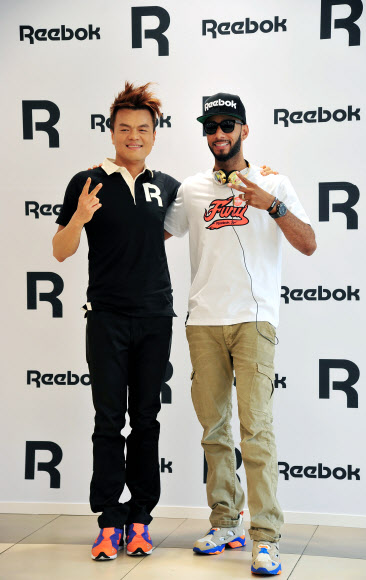 글로벌 스포츠 브랜드 리복과 박진영(JYP)은 파트너십을 맺고 2012년 하반기 새로운 클래식 캠페인을 진행, 26일 오후 서울 레스모아 강남 매장에서 박진영과 리복의 글로벌 파트너인 스위즈 비츠(Swizz Beatz)가 참석한 가운데 간담회를 가졌다.   연합뉴스