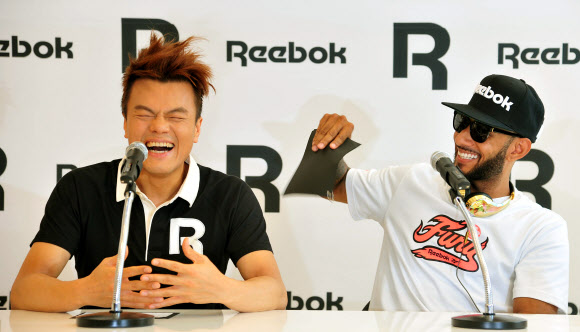 글로벌 스포츠 브랜드 리복과 박진영(JYP)은 파트너십을 맺고 2012년 하반기 새로운 클래식 캠페인을 진행, 26일 오후 서울 레스모아 강남 매장에서 박진영과 리복의 글로벌 파트너인 스위즈 비츠(Swizz Beatz)가 참석한 가운데 간담회를 가졌다.   연합뉴스