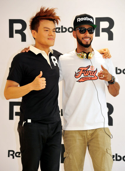 글로벌 스포츠 브랜드 리복과 박진영(JYP)은 파트너십을 맺고 2012년 하반기 새로운 클래식 캠페인을 진행, 26일 오후 서울 레스모아 강남 매장에서 박진영과 리복의 글로벌 파트너인 스위즈 비츠(Swizz Beatz)가 참석한 가운데 간담회를 가졌다.   연합뉴스