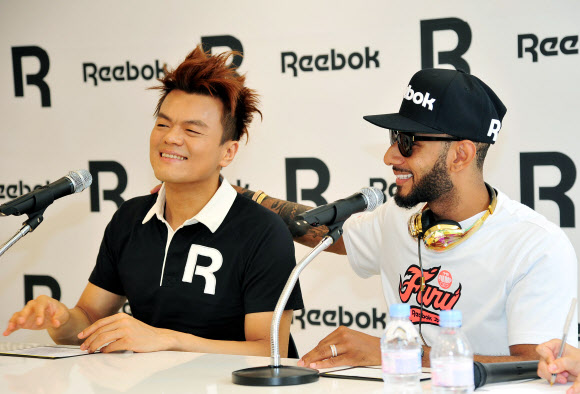글로벌 스포츠 브랜드 리복과 박진영(JYP)은 파트너십을 맺고 2012년 하반기 새로운 클래식 캠페인을 진행, 26일 오후 서울 레스모아 강남 매장에서 박진영과 리복의 글로벌 파트너인 스위즈 비츠(Swizz Beatz)가 참석한 가운데 간담회를 가졌다.   연합뉴스