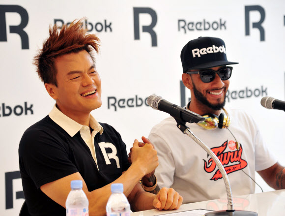 글로벌 스포츠 브랜드 리복과 박진영(JYP)은 파트너십을 맺고 2012년 하반기 새로운 클래식 캠페인을 진행, 26일 오후 서울 레스모아 강남 매장에서 박진영과 리복의 글로벌 파트너인 스위즈 비츠(Swizz Beatz)가 참석한 가운데 간담회를 가졌다.   연합뉴스