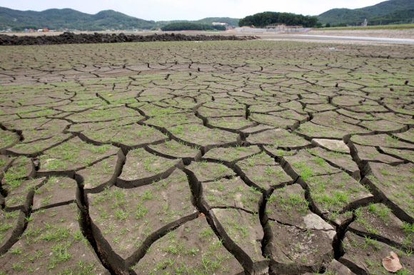 26일 극심한 가뭄이 이어지는 가운데 인천 강화군 내가면 고려저수지가 물이 말라 바닥이 갈라져 있다. 연합뉴스