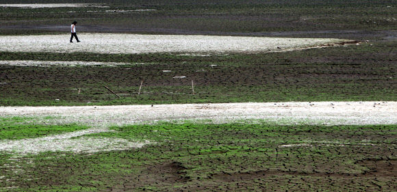 계속된 가뭄으로 25일 오후 인천 강화군 내가면 고려저수지가 바닥을 드러낸 채 말라가고 있다. 연합뉴스