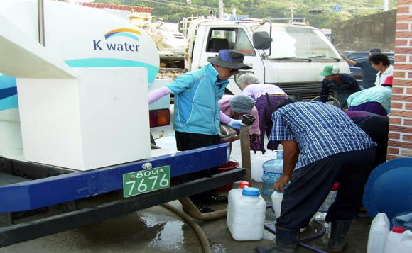 계속된 가뭄으로 식수난을 겪고 있는 충남 서산시 운산면 원평리 주민들이 26일 한국수자원공사 물차로부터 식수를 공급받고 있다.  연합뉴스