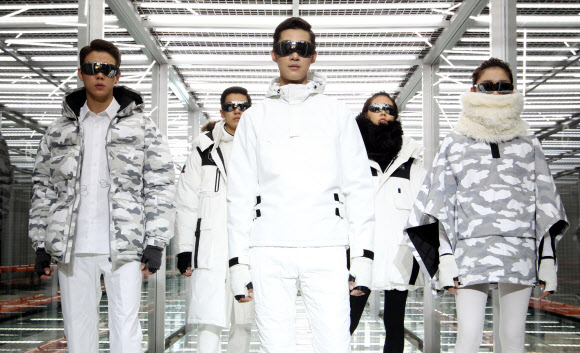 27일 서울 성수동 대림창고에서 열린 코오롱스포츠 2012 F/W 아웃도어 컬렉션에서 모델들이 색상과 옷깃, 패턴이 더욱 과감하고 화려해진 겨울 아웃도어를 선보이고 있다. 연합뉴스