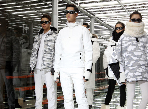 27일 서울 성수동 대림창고에서 열린 코오롱스포츠 2012 F/W 아웃도어 컬렉션에서 모델들이 색상과 옷깃, 패턴이 더욱 과감하고 화려해진 겨울 아웃도어를 선보이고 있다. 연합뉴스