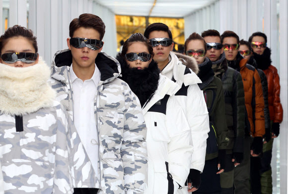 27일 서울 성수동 대림창고에서 열린 코오롱스포츠 2012 F/W 아웃도어 컬렉션에서 모델들이 색상과 옷깃, 패턴이 더욱 과감하고 화려해진 아웃도어를 선보이고 있다. 연합뉴스