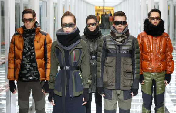 27일 서울 성수동 대림창고에서 열린 코오롱스포츠 2012 F/W 아웃도어 컬렉션에서 모델들이 색상과 옷깃, 패턴이 더욱 과감하고 화려해진 아웃도어를 선보이고 있다.  연합뉴스