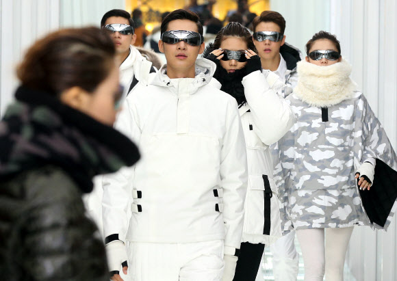 27일 서울 성수동 대림창고에서 열린 코오롱스포츠 2012 F/W 아웃도어 컬렉션에서 모델들이 색상과 옷깃, 패턴이 더욱 과감하고 화려해진 아웃도어를 선보이고 있다. 연합뉴스