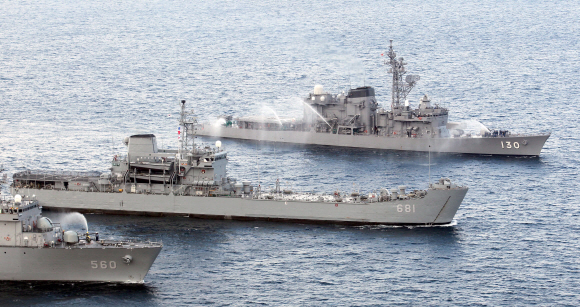 한국 해군과 일본 해상자위대가 지난해 11월 13일 부산 동쪽 해상에서 ‘한·일 수색 및 구조 훈련’(SAREX)을 하고 있다. 1999년부터 양국 간 해양 공조 체계 확립을 위해 2년마다 실시하고 있다. 사진공동취재단