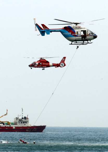 29일 부산 해운대해수욕장에서 열린 ‘2012 전국 119 시민수상구조대 발대식’에서 소방헬기가 조난자를 구조하는 시범을 선보이고 있다.  연합뉴스