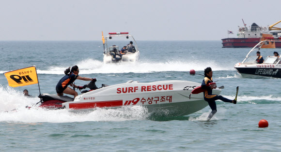 29일 부산 해운대해수욕장에서 열린 ‘2012 전국 119 시민수상구조대 발대식’에서 119수상구조대원이 물에 빠진 사람을 구조하는 시범을 선보이고 있다.  연합뉴스