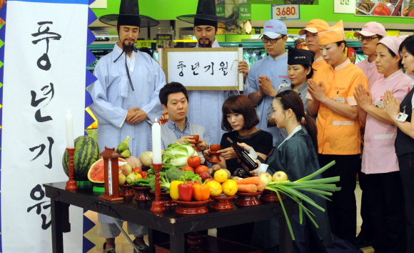 104년만에 맞는 최악의 가뭄으로 농가 피해가 커지고 있는 가운데 29일 서울 홈플러스 영등포점에서 홈플러스 직원들이 비와 풍년을 기원하며 기우제를 하고 있다.  이종원 선임기자 jongwon@seoul.co.kr