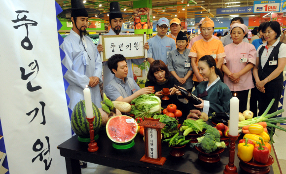 104년만에 맞는 최악의 가뭄으로 농가 피해가 커지고 있는 가운데 29일 서울 홈플러스 영등포점에서 홈플러스 직원들이 비와 풍년을 기원하며 기우제를 하고 있다.  이종원 선임기자 jongwon@seoul.co.kr