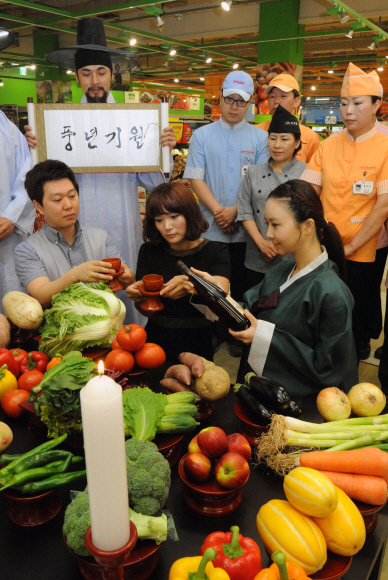 104년만에 맞는 최악의 가뭄으로 농가 피해가 커지고 있는 가운데 29일 서울 홈플러스 영등포점에서 홈플러스 직원들이 비와 풍년을 기원하며 기우제를 하고 있다.  이종원 선임기자 jongwon@seoul.co.kr
