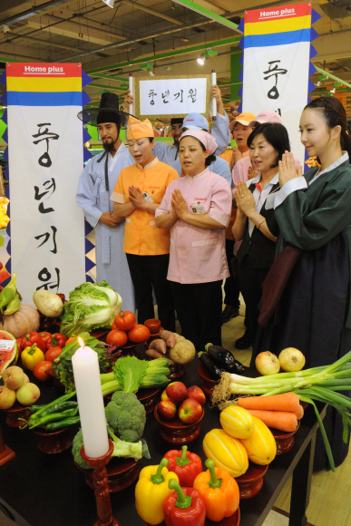 104년만에 맞는 최악의 가뭄으로 농가 피해가 커지고 있는 가운데 29일 서울 홈플러스 영등포점에서 홈플러스 직원들이 비와 풍년을 기원하며 기우제를 하고 있다.  이종원 선임기자 jongwon@seoul.co.kr