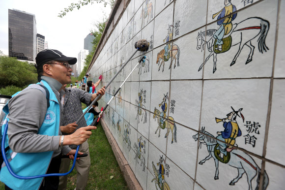 3일 오전 서울 청계천에서 기업체 임직원들이 정조반차도 청소 자원봉사활동을 펼치고 있다.  연합뉴스