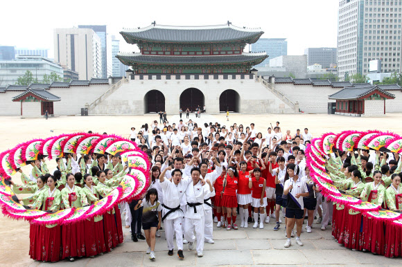 2012 런던올림픽을 앞두고 3일 오후 서울 경복궁에서 국립국악원 연주단, 국기원 시범단, 어린이 응원단, 시민 등이 국립국악원이 제작한 런던올림픽 공식응원가 ‘KOREA’ 뮤직비디오를 촬영하고 있다.  연합뉴스