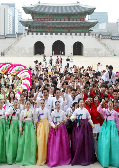 2012 런던올림픽을 앞두고 3일 오후 서울 경복궁에서 국립국악원 연주단, 국기원 시범단, 어린이 응원단, 시민 등이 국립국악원이 제작한 런던올림픽 공식응원가 ‘KOREA’ 뮤직비디오를 촬영하고 있다.  연합뉴스
