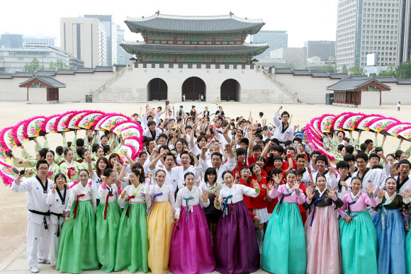 2012 런던올림픽을 앞두고 3일 오후 서울 경복궁에서 국립국악원 연주단, 국기원 시범단, 어린이 응원단, 시민 등이 국립국악원이 제작한 런던올림픽 공식응원가 ‘KOREA’ 뮤직비디오를 촬영하고 있다.  연합뉴스