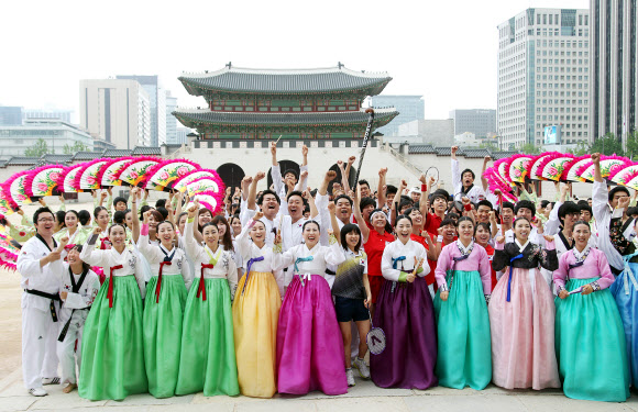 2012 런던올림픽을 앞두고 3일 오후 서울 경복궁에서 국립국악원 연주단, 국기원 시범단, 어린이 응원단, 시민 등이 국립국악원이 제작한 런던올림픽 공식응원가 ‘KOREA’ 뮤직비디오를 촬영하고 있다.  연합뉴스