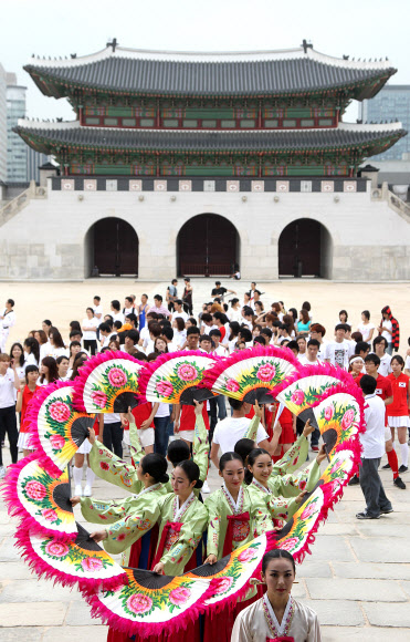 2012 런던올림픽을 앞두고 3일 오후 서울 경복궁에서 국립국악원 연주단, 국기원 시범단, 어린이 응원단, 시민 등이 국립국악원이 제작한 런던올림픽 공식응원가 ‘KOREA’ 뮤직비디오를 촬영하고 있다.  연합뉴스