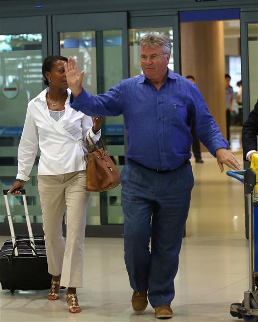 거스 히딩크(오른쪽) 감독이 여자친구 엘리자베스와 함께 3일 인천국제공항 입국장을 빠져나오고 있다.  프로축구연맹 제공