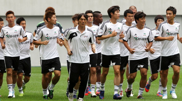 2012 K리그 올스타전을 하루 앞둔 4일 오후 서울월드컵경기장에서 이동국, 김은중 등 팀2012 선수들이 몸을 풀고 있다.  연합뉴스