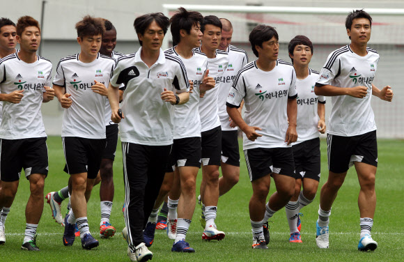 2012 K리그 올스타전을 하루 앞둔 4일 오후 서울월드컵경기장에서 이동국, 김은중 등 팀2012 선수들이 몸을 풀고 있다.  연합뉴스