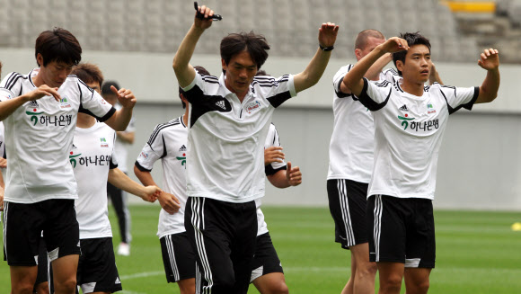2012 K리그 올스타전을 하루 앞둔 4일 오후 서울월드컵경기장에서 이동국, 김은중 등 팀2012 선수들이 몸을 풀고 있다.  연합뉴스