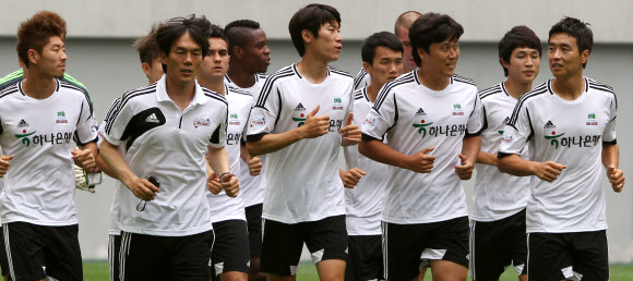 2012 K리그 올스타전을 하루 앞둔 4일 오후 서울월드컵경기장에서 이동국, 김은중 등 팀2012 선수들이 몸을 풀고 있다.  연합뉴스