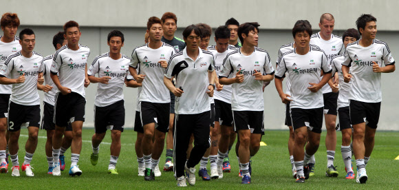 2012 K리그 올스타전을 하루 앞둔 4일 오후 서울월드컵경기장에서 이동국, 김은중 등 팀2012 선수들이 몸을 풀고 있다.  연합뉴스