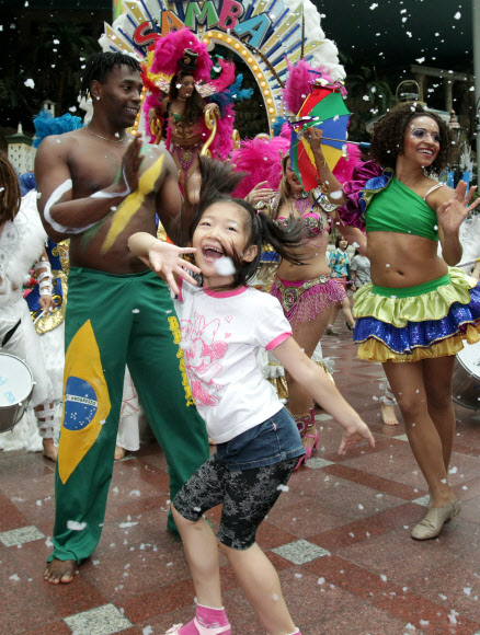 5일 서울 잠실 롯데월드에서 삼바댄서들이 어린이들과 함께 인공눈을 맞으며 화려한 공연을 펼치고 있다.  연합뉴스