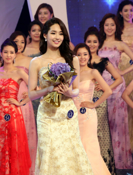 6일 오후 서울 회기동 경희대학교 평화의전당에서 열린 2012 미스코리아 대회에서 포토제닉상을 수상한 서울 진 김유미 씨가 미소로 답하고 있다. 연합뉴스