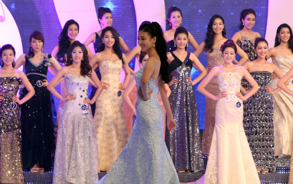 6일 오후 서울 회기동 경희대학교 평화의전당에서 열린 2012 미스코리아 대회에서 참가자들이 아름다움을 뽐내고 있다. 연합뉴스