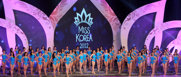 6일 오후 서울 회기동 경희대학교 평화의전당에서 열린 2012 미스코리아 대회에서 참가자들이 수영복 심사를 하고 있다. 연합뉴스