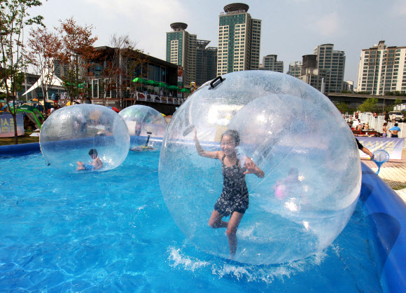 무더운 날씨를 보인 8일 오후 서울 뚝섬 한강수영장에서 아이들이 수영을 즐기고 있다. 연합뉴스