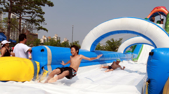 무더운 날씨를 보인 8일 오후 서울 뚝섬 한강수영장에서 시민들이 수영을 즐기고 있다.  연합뉴스