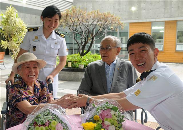 지난달 30일 해군사관생도들이 서울 서초구 서초구립노인요양원에서 문상이(왼쪽) 할머니와 조충현(오른쪽 두 번째) 예비역 제독을 만나 옛이야기를 듣고 있다. 해군 제공