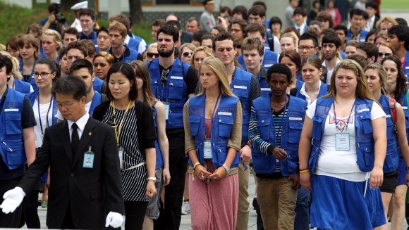 9일 오전 서울 동작동 국립서울현충원에서 UN 참전국 청소년 평화캠프 참가자들이 현충문으로 들어서고 있다. 국가보훈처가 주관한 이번 캠프에 참가한 15개국 147명의 대학생들은 6박 7일간 현충원 참배, 땅굴 견학, 병영체험 등을 경험한다. 연합뉴스