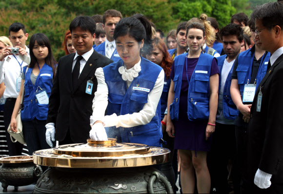 9일 오전 서울 동작동 국립서울현충원에서 UN 참전국 청소년 평화캠프 참가자 대표가 분향하고 있다. 국가보훈처가 주관한 이번 캠프에 참가한 15개국 147명의 대학생들은 6박 7일간 현충원 참배, 땅굴 견학, 병영체험 등을 경험한다. 연합뉴스